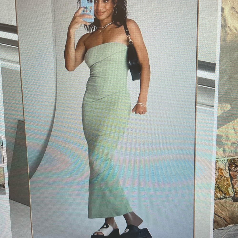 Strapless dress. Runs small. I am a true size 4 and this fits perfect.